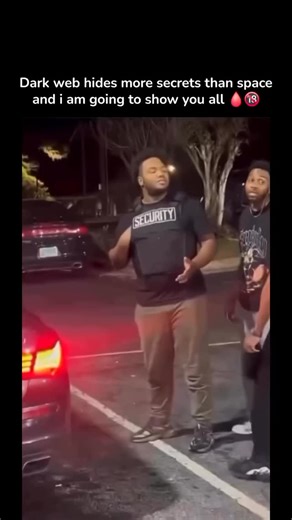 @shootings.clips on Instagram: "Only @shootings.clips 日本利用压电瓷砖将脚步转化为电能。这些瓷砖捕捉来自你脚步的动能。当你行走时，你的重量和动作会对瓷砖产生压力。瓷砖会轻微弯曲，从而产生机械应力。瓷砖内部的压电材料将这种应力转化为电能。每一步都会产生少量电荷，而数百万步结合在一起就能产生足够的电力来驱动LED 灯、数字显示屏和传感器。在像涩谷车站这样繁忙的地方，每天大约有240万个脚步为这一系统作出贡献。 这些电能可以被储存或立即使用，从而减少对传统电力来源的依赖，并支持可持续的城市基础设施。 这种方法将日常运动转化为实用的可再生能源 #日本#知识#事实 你知道吗 推荐 科技创新历史 技术 实验热门"