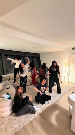 WE’RE BACK!!! here’s a little Charlie Brown Christmas spirit for you all 😛🎅 100% accuracy ver #charliebrownchristmas #dance #snoopy #fyp #christmas