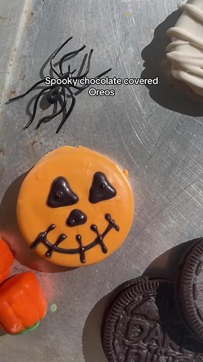 This Halloween, you have to try these spooky chocolate covered Oreos!! they are super simple to make, and will be the centerpiece of your evening!! decorate them into little pumpkins, monsters, or even mummies!! Find a detailed recipe on my website, and don’t forget to share this with a friend!!! PS I linked the dipping fork that I used in this video it makes dipping these Oreos so much easier!! #H#HalloweenO#OreosH#HalloweenOreosS#SpookyTreeH#HalloweenMovieNightH#HalloweenDesserts#spookytreat