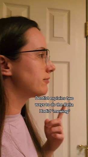 How to mew? 🐈 Dentist demonstrates and explains. #jawlinehacks #bellahadid #mewingtutorial #howtomew #dentaltip