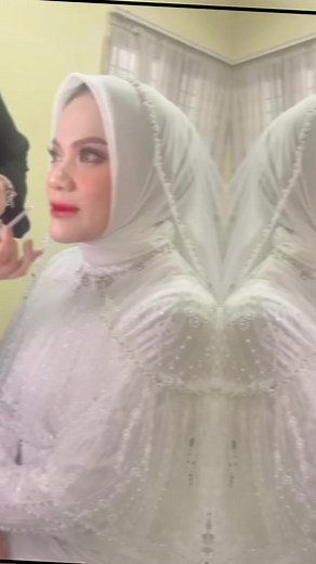 Elegant Fashion Moments in Outdoor Settings