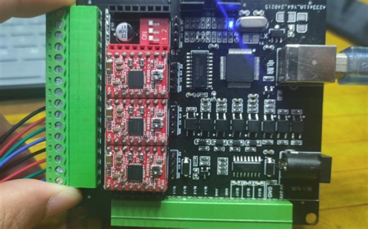 一款带集成驱动的mach3控制板