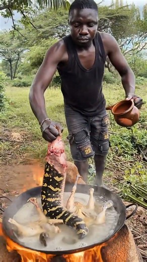Chaba is cooking Big snake #hadzabetribe #bushcraft