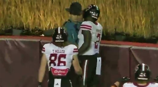 Arkansas State Trooper Shows How Police Should Treat Football Players after Texas A&M Cop Went Viral for Purposely Body-Checking Two Gamecocks [VIDEO]
