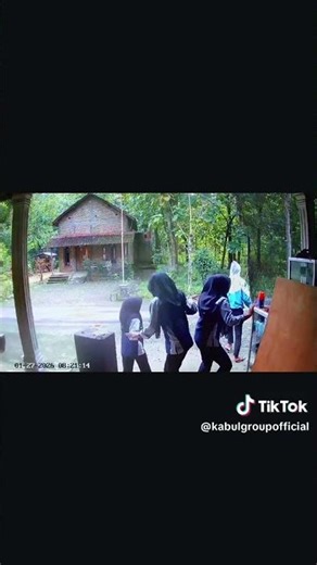 M5.7 earthquake shakes house in Pacitan, Java, Indonesia on January 27, 2026🇮🇩