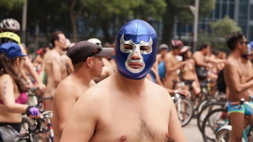 Hundreds Get Naked to Protest National Guard with 'Emergency' Bike Ride in Portland [WATCH]