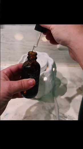 You can enjoy essential oils and diffuser oils using a wax warmer. #homehacks #homefragrance #oils