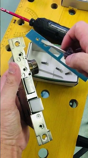プロが実演する鍵交換の方法！代表的な各種シリンダーの取り外し方♪【鍵屋】【カギ屋】 #shorts