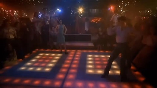 Bee Gees. ' Staying Alive'. Bee Gees. " Staying Alive". Subtitulada. La canción "Stayin' Alive" de Bee Gees fue lanzada el 13 de diciembre de 1977 como parte de la banda sonora de la película Fiebre del Sábado Noche (Saturday Night Fever) y se convirtió en un éxito mundial, alcanzando el número uno en el Billboard Hot 100 de EE. UU. en febrero de 1978. La canción se caracterizó por un ritmo de 103 BPM, creado intencionalmente por los hermanos Gibb para emular el latido del corazón, y se ha demos