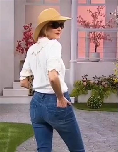 HSN model modeling jeans 8514