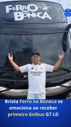 Após quase 40 anos de estrada, Briola Ferro na Boneca se emociona ao receber primeiro ônibus G7 LD O cantor Briola, à frente da banda Forrozão Ferro na Boneca, viveu um momento marcante e carregado de emoção. Depois de quase quatro décadas de trajetória musical, ele recebeu o seu primeiro ônibus modelo G7 LD, um sonho antigo que agora se concretiza. Emocionado, Briola não conteve as lágrimas ao ver o novo veículo, que representa mais conforto e estrutura para os integrantes da banda durante as v