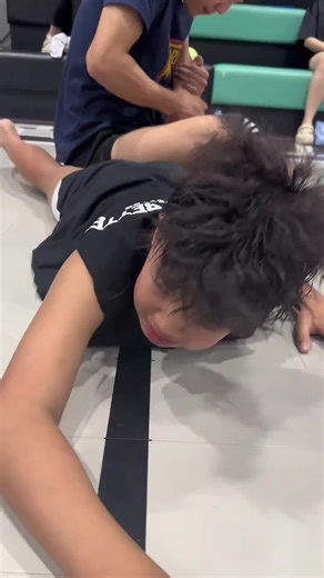 训练不认真_教练带拉伸_球馆响哭声_锐哥喊关灯___#fyp #basketball #tutorial #skill #highlight #篮球