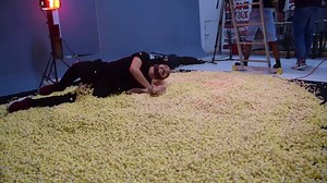 J'ai fait une cascade de ouf dans du Pop Corn ! Spectaculaire ! Rendez-vous le 4 novembre pour mon nouvel EP "Pop Corn" ! �� | Boostee
