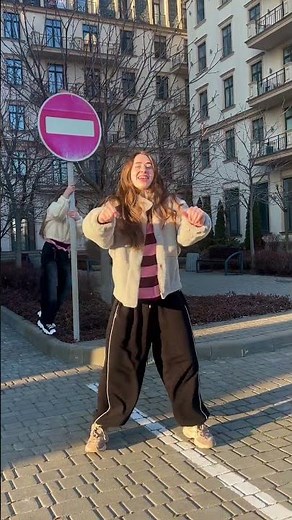 Arch Ya Back Tik Tok dance trend / trend 2026