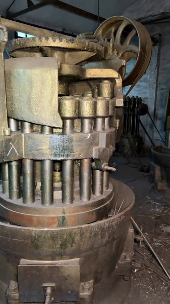La Fábrica de Purpurina Abandonada en España: Un Viaje Urbex a los 90