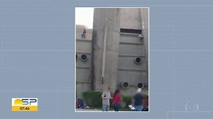 Adolescentes se arriscam ao escalar prédio