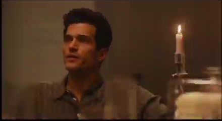 Volví a ver 'Love Story' y encontré esta escena donde Ryan Murphy usa las velas para simbolizar que la vida de John y Carolyn se apagaría pronto.En la antigüedad se creía que el fuego de las velas representaba la vida y que el aliento humano podía dispersar dicha energía, por ello, en religiones como el judaismo, cristianismo ortodoxo, budismo, hinduismo y vudú las velas se apagan con la mano o usando un apagavelas.