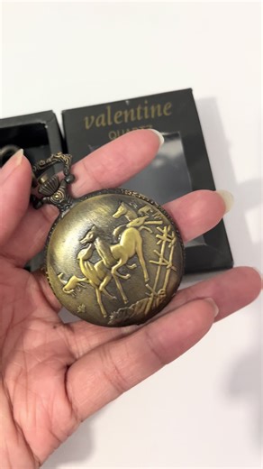 Đẹp quá, nhìn hoài cồ ྀ🧸 Giữ thời gian trong tay, giữ khoảnh khắc trong tim ୨ৎ Fl thêm acc @emaris 2hand acc 2 để không bỏ lỡ siêu phẩm ạ ☘ Mới tinh, còn seal đáy, có hộp giấy đựng kèm 📍 G: 2.1.0 🎀 Ins: emaris_2hand #secondhand #2hand #vintage