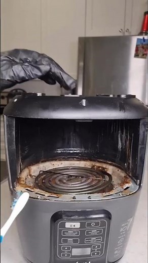 Cómo limpiar y desinfectar tu freidora de aire en minutos #cleantok #tips #cocina #limpieza #fácil