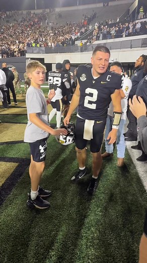 Diego Pavia hits the Heisman with a fan after Vandy beat Auburn 45-38 in OT. The kid’s reaction is everything!!! | Lynden Blake