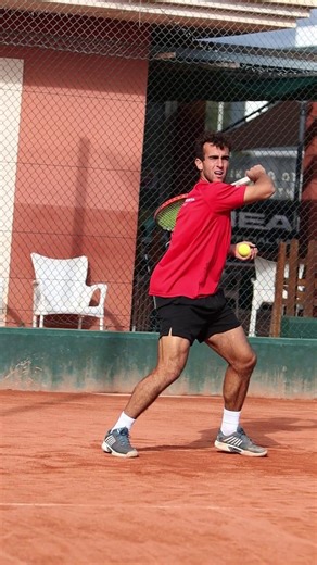 JOFRE PORTA ACADEMY | Variability exercise in action! 🧠🎾 This exercise, where we bounce the ball with our non-dominant hand, has many uses. It trains the... | Instagram