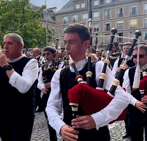 Quand le Bagad Cap Caval défile en musique dans les rues de Lorient, à l'occasion du Festival Interceltique de Lorient. La tradition du bagad, inspirée du pipe band écossais, remonte au XIXe siècle. Depuis 1971, les formations de toute la Bretagne se retrouvent lors du festival pour disputer le championnat national de bagadoù. 🎺 🎥 : Mammbreizh | Neo