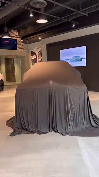 The Grand Unveiling: A Bespoke Rolls-Royce Cullinan in Regal Blue 👑✨️