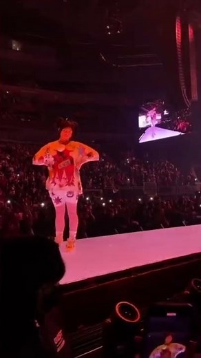 Billieeilish arching her back 2022😎💅 ‪@BillieEilish‬ #billieeilish