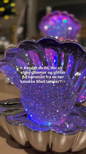Et af de helt store julegavehit💖 Der er netop landet de her fine Shell lamper hos @bahnedk i SHOPPEN🙌🏻 Prisen er 299,95 og lampen fås i hvid, pink og sølvfarvet🪩 Kig forbi Bahne og start på julegaveindkøbene allerede nu 🎁👌🏻 | Shoppen - Aalborg