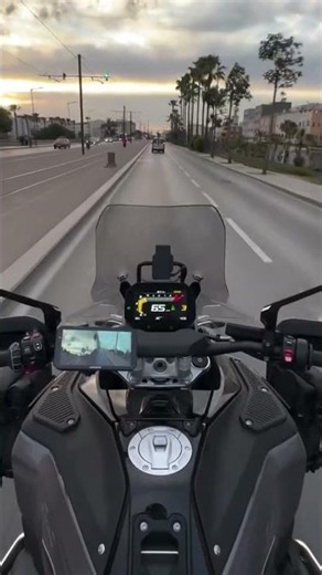 Urban cruising on the BMW GS with INNOVV N2 smart screen