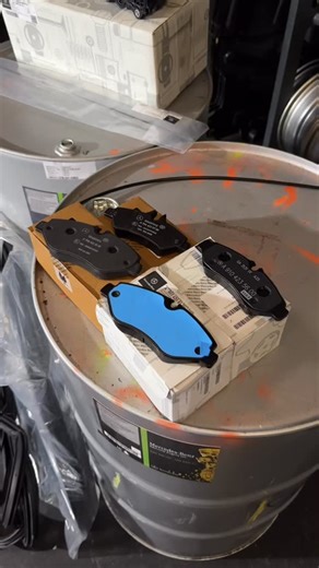 Mercedes-Parts.CV on Instagram: "🚚 Чергове відправлення вже поїхало! ⚙️ У роботі сьогодні: • 🔧 Рульова рейка — без люфтів, як має бути • 🛞 Кріплення запаски — щоб не тарабанило і не губилось • 🔥 Теплообмінник 651-й двигун • 🌬 Колектор 651-й двигун — без заслонок • 🛑 Гальмівні колодки 906 / 907 Sprinter ✔️ оригінал ✔️ 1-каткові супорти 📦 Усе підібрано правильно, перевірено і відправлено без сюрпризів. 📲 Потрібно так само — пишіть у дірект 🚐 Mercedes-Parts.CV — коли важлива якість, а не е