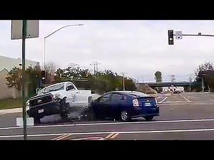 Ultimate Idiots In Cars Compilation - Ridiculous Driver Fails # 122