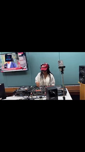 Live on 📻 ikwekwezi FM🎶: Umkhuleko by Funky Qla, Sino Msolo & khaya mthethwa. #djset #femaledjs #NelzaB #facebookreel #fypviralシ #viralvideo #trendingshorts #facebookmusic | Nelza Nelza Buda