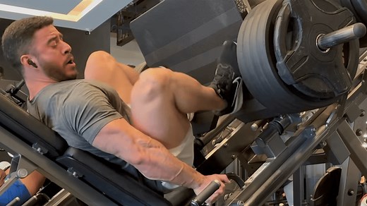 Shocking footage shows moment bodybuilder suffers horror injury at the gym