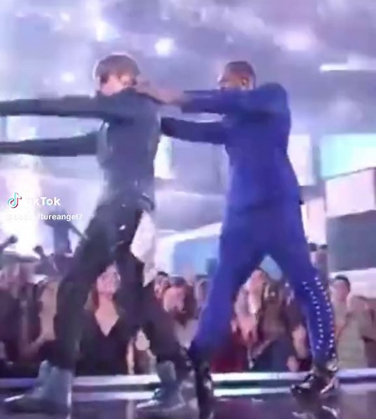 Usher and Justin Bieber perform at the Grammy's #fyp #foryou #popculture #popular #iconic #throwback #performance #justinbieber #usher #2012 #omg #grammys