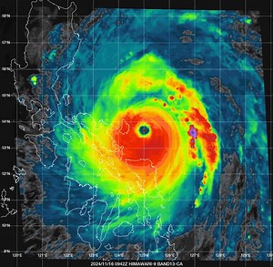 A BIT OF GOOD NEWS! Mike Padua: Dae na kta madidirect hit. The track is towards northern tip of catanduanes tonight. Then will pass 100 km north of Naga around 2-3am tomorrow early morning. We expect rains of 50-300mm tonight til tomorow morning. Since paabuton palang ang rainbands ng bagyo esp the southern quadrant po nya. Yan pong pula ang uran ng bagyo. Yaon palang sa northern samar. Then doros ta mga 60-100 kph bugso ngonian na banggui until 8am. Below sa damaging winds. Pero magandam pa rin