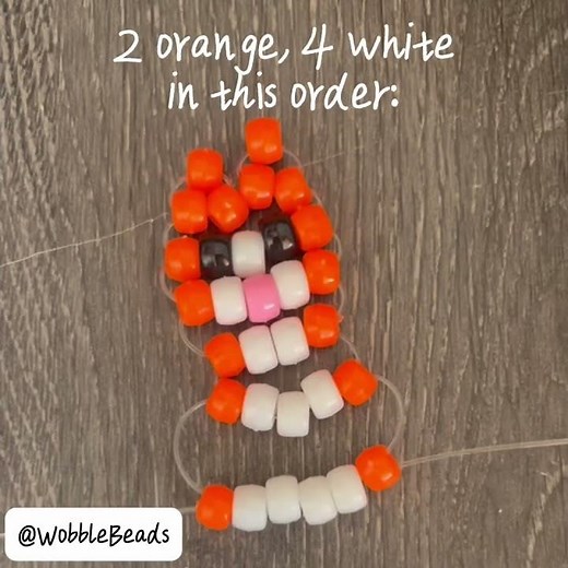 making a cute pony bead cat 🐾