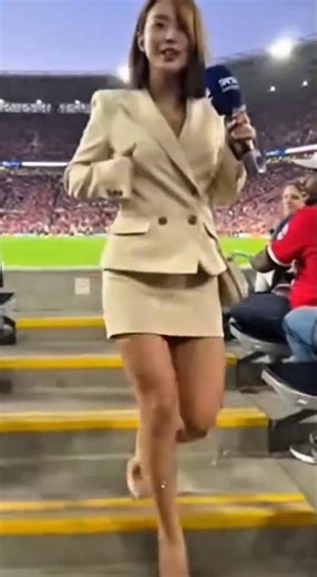 "She Missed ONE STEP… and Chaos Began!"😂#reporterfail #funnyshorts #sports #aishorts #reportercomedy