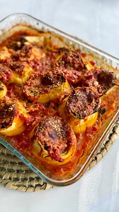 🍝 ROTOLO O FIDEO RELLENO ✨ Plato clásico de una abuela italiana ! 👵🏻 Uds como lo llaman? 😋 Un placer cocinar con productos @tregarok ❤️ Para la masa * 200 g de harina 0000 * 100 g de semolín ( si no conseguís pones directamente 300 grs de harina ) * 3 huevos * Un chorrito de aceite * Sal Para el relleno * 400 g de espinaca cocida y bien escurrida * 300 g de ricota * 200 g de queso cremoso * Sal, pimienta y nuez moscada Para la salsa: * 1 botella de tomate triturado * 1 diente de ajo * Hojas 