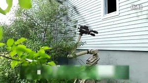 美国iRobot公司710型军事机器人可抬起220磅物体