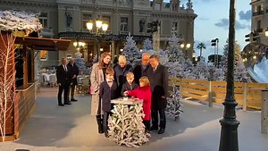 Avec Raphaël, le fils de Charlotte Casiraghi, le prince héréditaire Jacques et la princesse Gabriella ont appuyé sur le bouton rouge pour activer les illuminations de Noël sur la place du Casino de Monte-Carlo 🎄🌟 • 🎥 : Monaco-Matin | Monaco-Matin