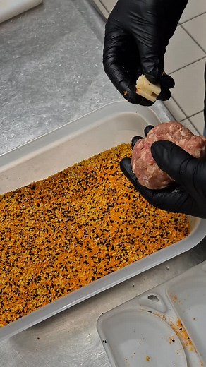 Alerte gourmandise 🧀✨ Nos chaussons de porc version savoyarde… fondants, généreux et irrésistibles 🤤 Une création exclusive de notre boucherie – vous ne la trouverez pas ailleurs ! 🤩 #faitmaison #Gourmandise | Boucherie Gherca