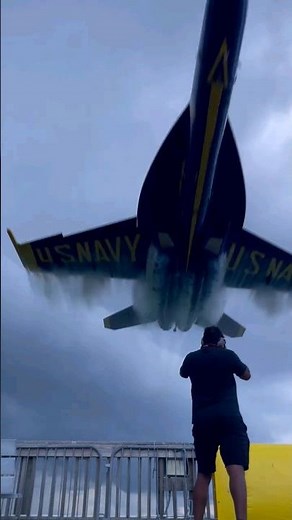 US Navy Pilot High Speed low altitude flyby