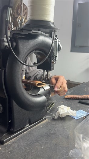 Sewing up a sheath on my Tippmann Boss hand stitcher! #heathcreekforge #madeinmissouri #smallbusiness #craftsman #usa🇺🇸