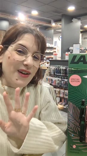 PANDA BOHÈME Papelería Gourmet on Instagram: "Ya están aquí las Lamy AL-star Pine Y Flamingo 🟢🩷 ¡Y ya camino de agotarse! De momento, disponibles en pluma, roller (tinta gel) y bolígrafo (tinta aceite). Fabricadas en aluminio, ligeras pero consistentes, con agarres muy ergonómicos. En el caso de las plumas, los plumines están fabricados por la propia marca (cosa excepcional en los tiempos que corren), e incluyen un cartucho de tinta azul borrable (con el borratintas Lamy que encontrarás tambié