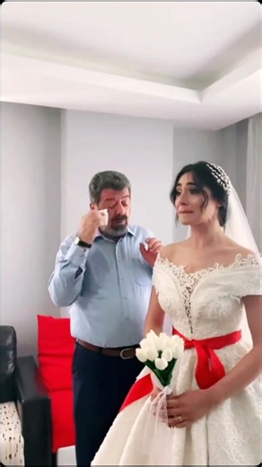 Kardeşi kuşağını bağlarken gözyaşlarını tutamadı güzel gelin.