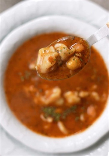 Lezzeti Maximum Tariflerde Günün Çorbası: Nohutlu Mantı Çorbası! 🥣😋✨ @Maximum Kart #işbirliği Bugün iftara en doyurucu ve en besleyici çorbalardan nohutlu mantı çorbası hazırlıyoruz. Mutlaka siz de deneyin! 🍲😍 Malzemeler 1 su bardağı nohut (140 g) 3 su bardağı mantı (350 g) 7 su bardağı sıcak su (1400 ml) 1 tatlı kaşığı tuz 2 tatlı kaşığı kuru nane 1 çay kaşığı pul biber Yarım çay kaşığı karabiber 3 diş sarımsak 1 yemek kaşığı domates salçası 4 yemek kaşığı sıvı yağ Hazırlanışı Öncelikle ten