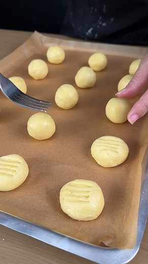 Cornstarch cookies that melt in your mouth! | YumMakers