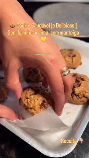 ÉRIKA | Receitas Fitness on Instagram: "🍪 Cookie Saudável e Delicioso Sem farinha branca, sem manteiga e sem refinados. Feito com amor, praticidade e ingredientes do bem! 💛 Ingredientes 1 xícara de aveia em flocos 1/2 xícara de farinha de aveia 2 ovos médios (ou 3 pequenos) 2 colheres de sopa de pasta de amendoim integral (se preferir, substitua por 1 banana bem madura amassada) 1/4 de xícara de açúcar mascavo Extrato de baunilha a gosto 1 pitada de sal 1 e 1/2 colheres de café de fermento qu