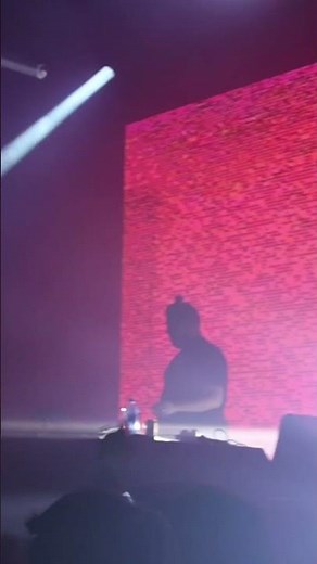 The crowd goes wild when Flux drops this. 🔥